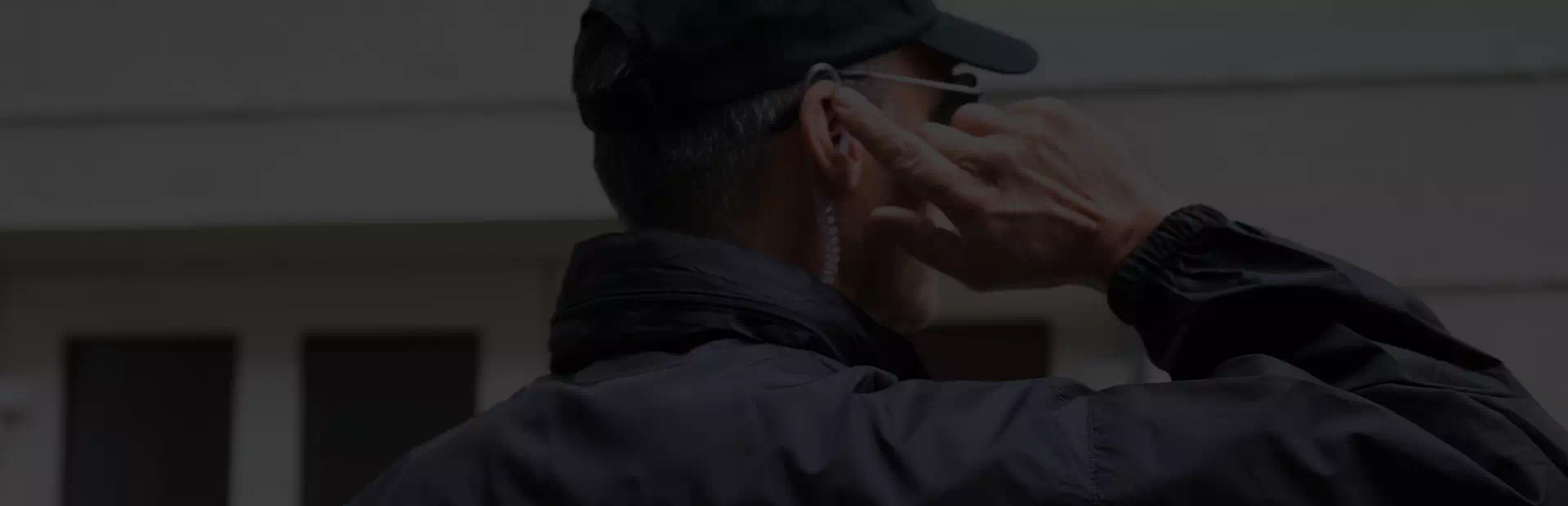 Mężczyzna korzystający z słuchawki w uchu